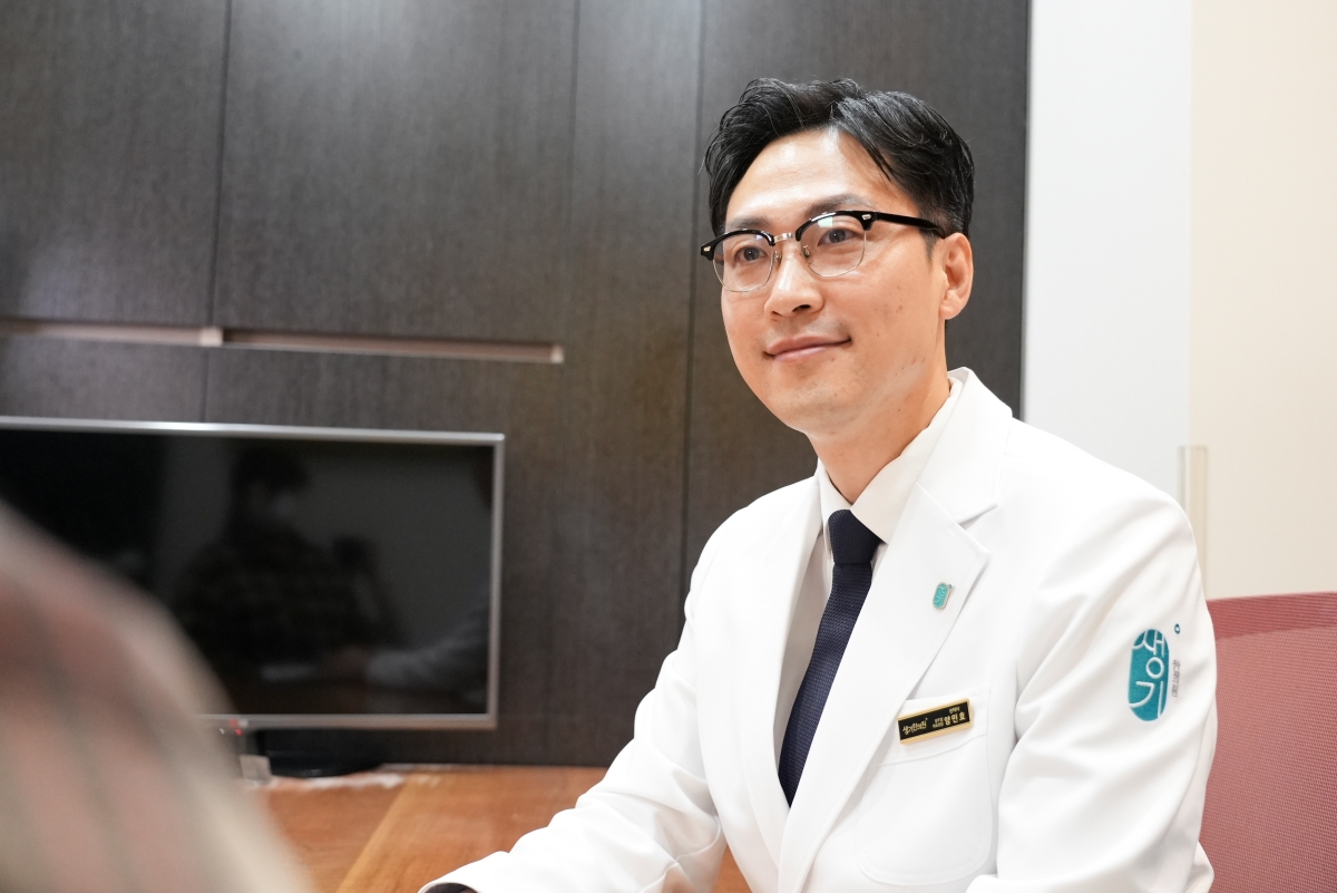 양민호 대표원장이 진료실에서 내원객과 상담하고 있습니다.