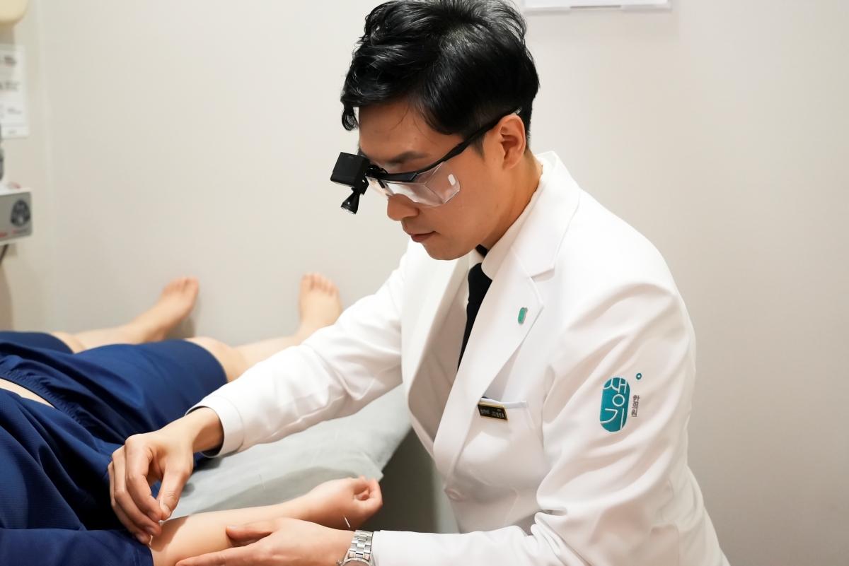 치료실에서 확대경으로 병변을 살피며 치료를 진행합니다.